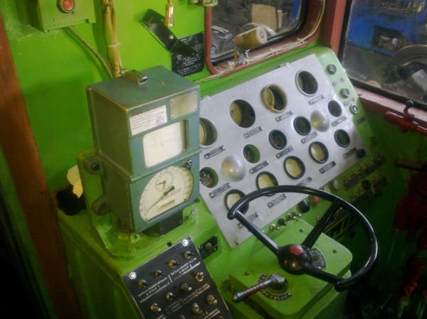 оборудование в кабине машиниста тепловоза тэм-2